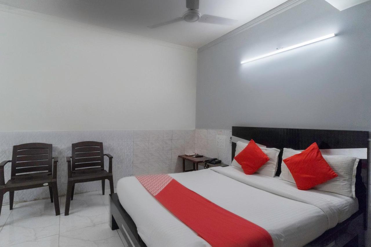 Oyo 13535 Aakash Hotel Ahmedabad Eksteriør billede